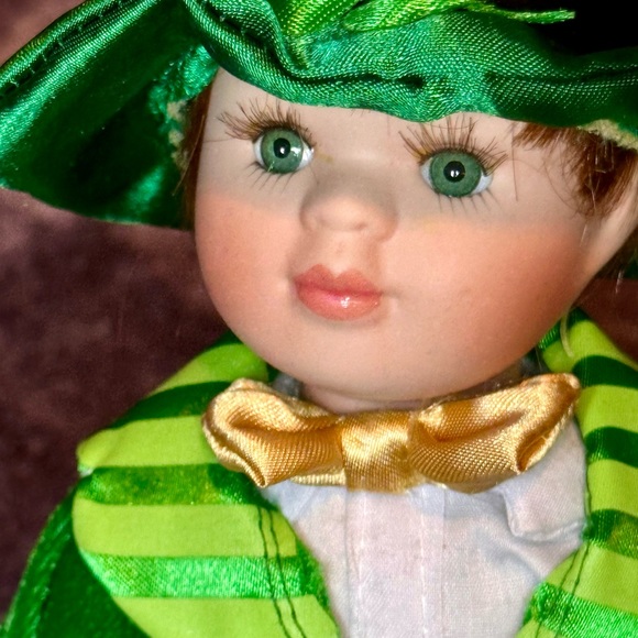 Cute Shamrock with his pot of gold - Picture 6 of 11